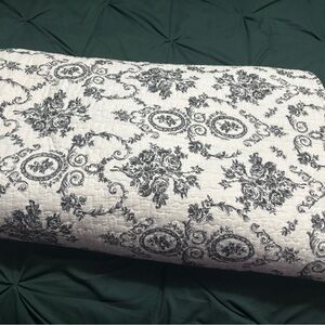 Amazon Black and White Floral Quilt